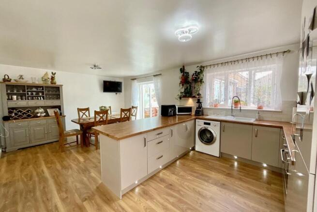 4 bed Detached for sale Image 9