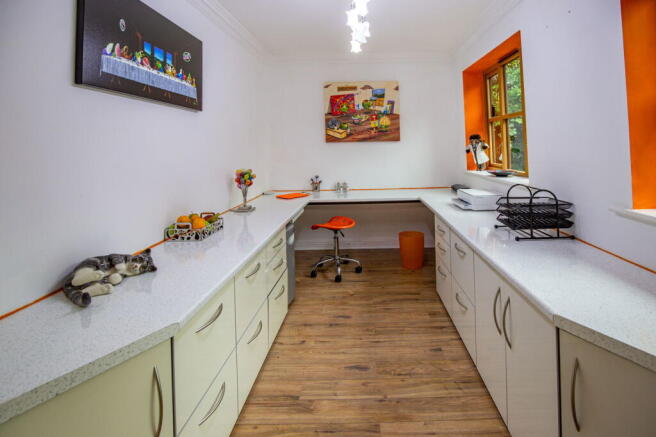 5 bed Detached for sale Image 11