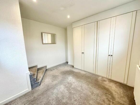 2 bed Apartment to rent Image 8