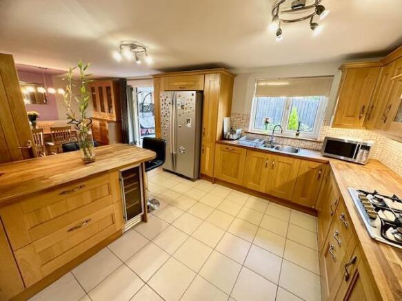 5 bed Detached for sale Image 4