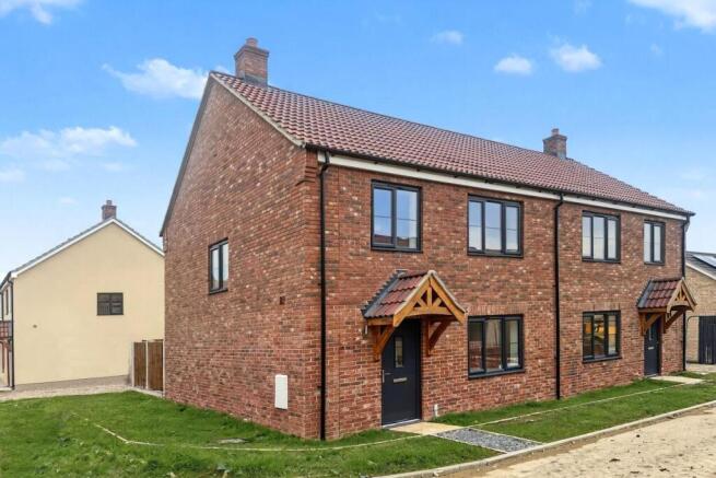3-bed semi-detached on Pye Close, Millstone Place, Newton Flotman, Norwich, £299,950