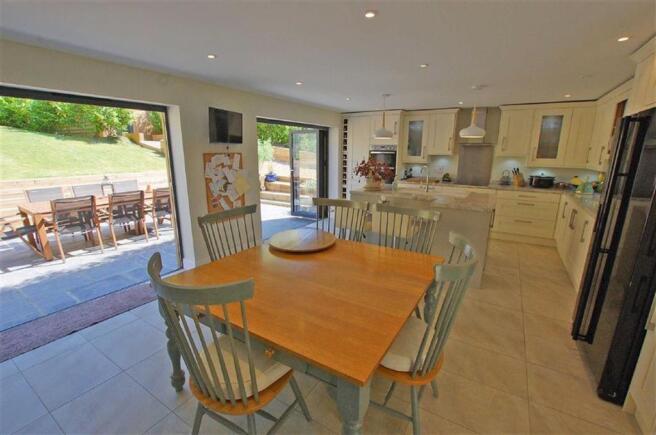 KITCHEN/DINING ROOM