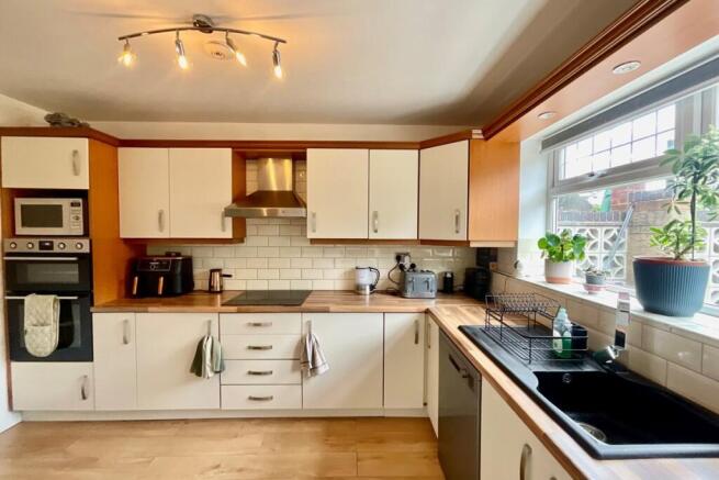 3 bed Semi-Detached for sale Image 11