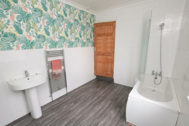 FIRST FLOOR BATHROOM