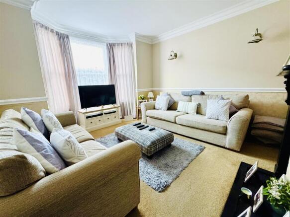 LOUNGE: