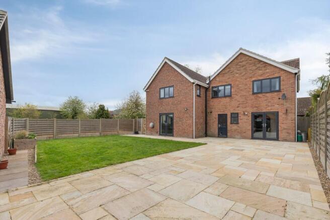 Spacious and Modern Family Living in the Heart of Griston photo 4
