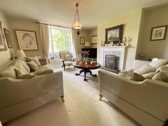 6 bed House for sale Image 4