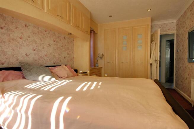 Such a good size bedroom!