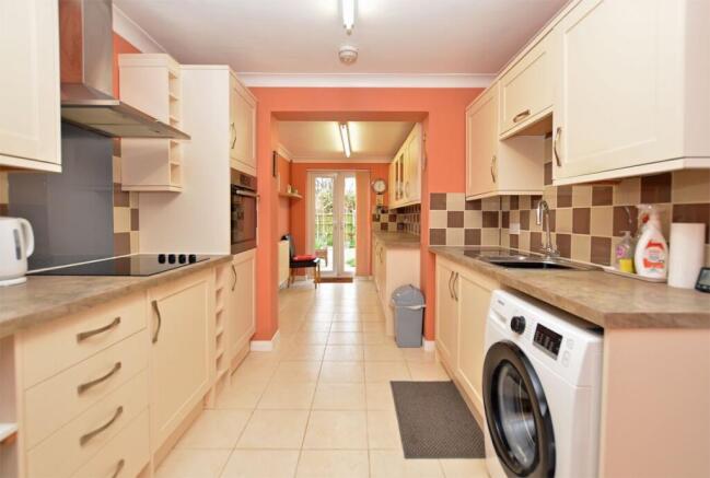 'Ready to move in' bungalow in Eastfields Close, Gaywood. photo 4