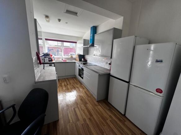 6 bed Detached to rent Image 5
