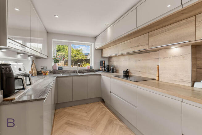 4 bed Detached for sale Image 8