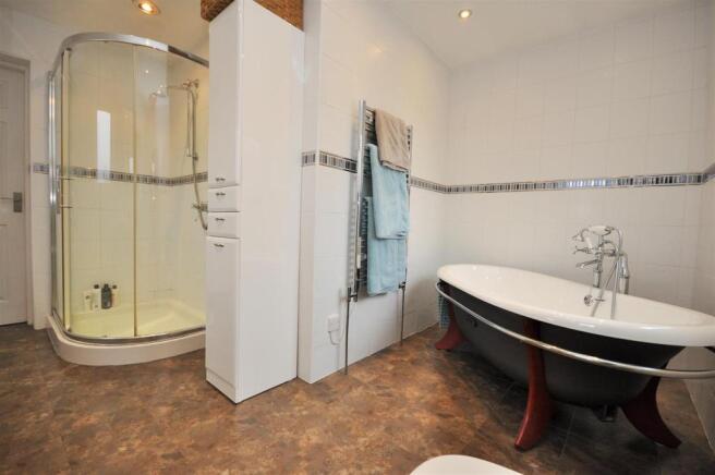EN-SUITE BATHROOM