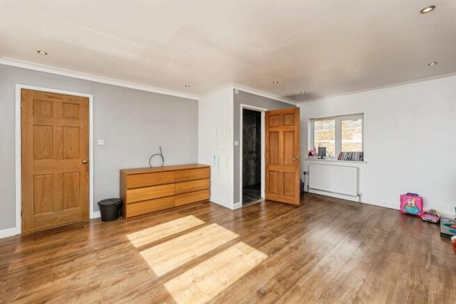 5 bed Detached for sale Image 11