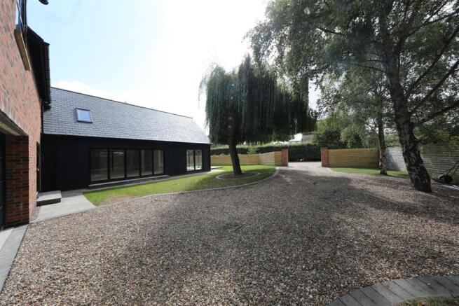 4 bed Detached for sale Image 11