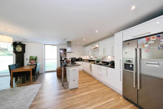 2 bed Flat for sale Image 4