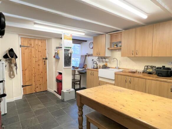 Dining Area at maximum point over worksurface