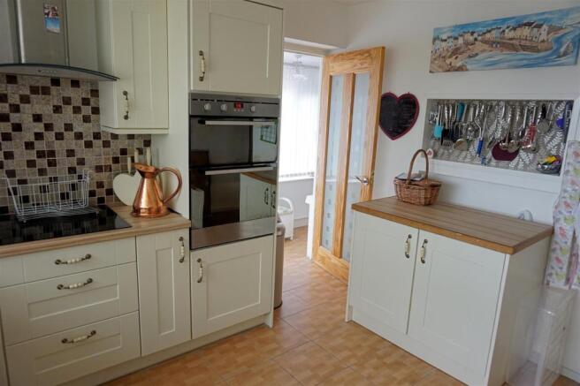 FITTED KITCHEN/BREAK