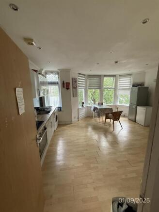 5 bedroom Flat for rent