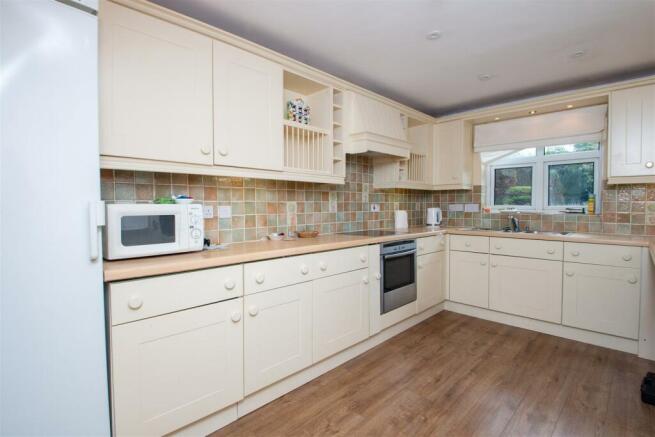 KITCHEN/BREAKFAST ROOM