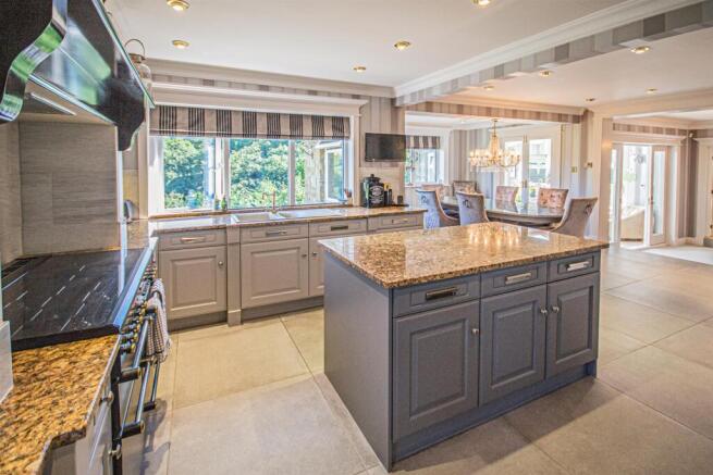 5 bed Detached for sale Image 4