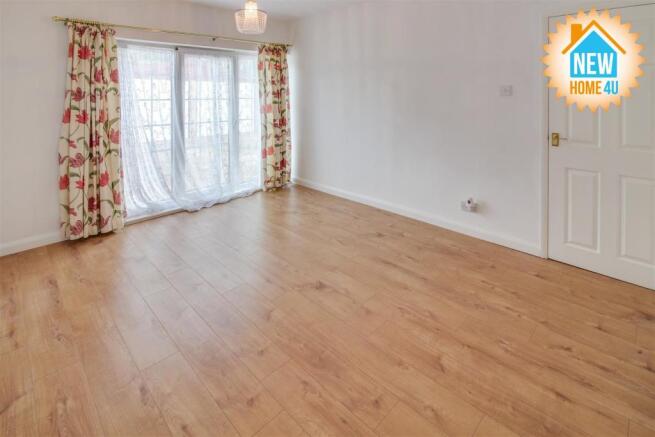MAIN BEDROOM: