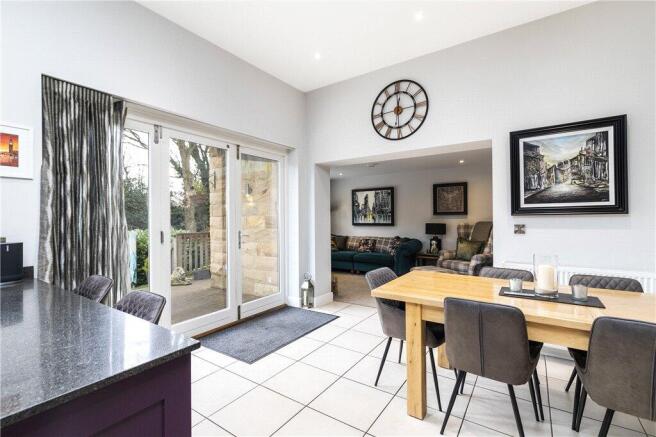 5 bed Detached for sale Image 8