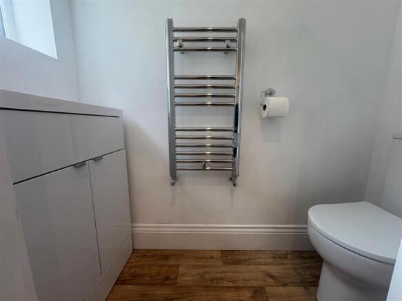 2 bed Terraced to rent Image 5