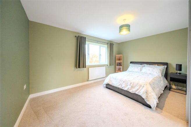 5 bed Detached for sale Image 8