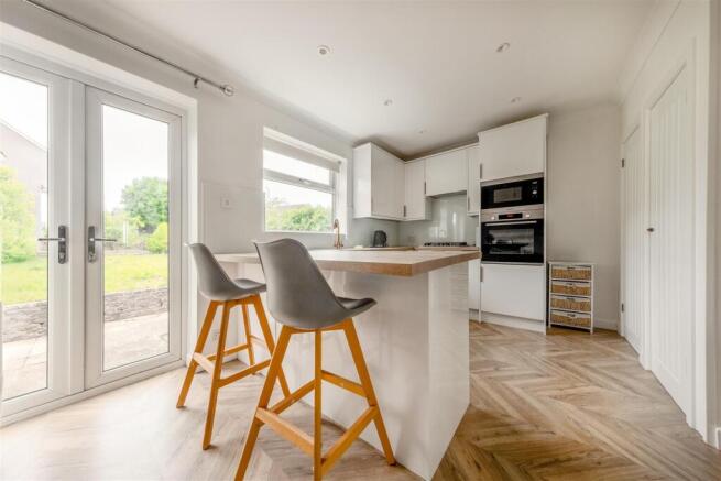 65 Holmbush Way-3.jpg
