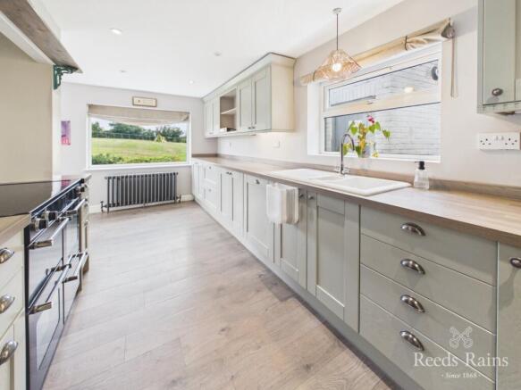 4 bed Bungalow for sale Image 11