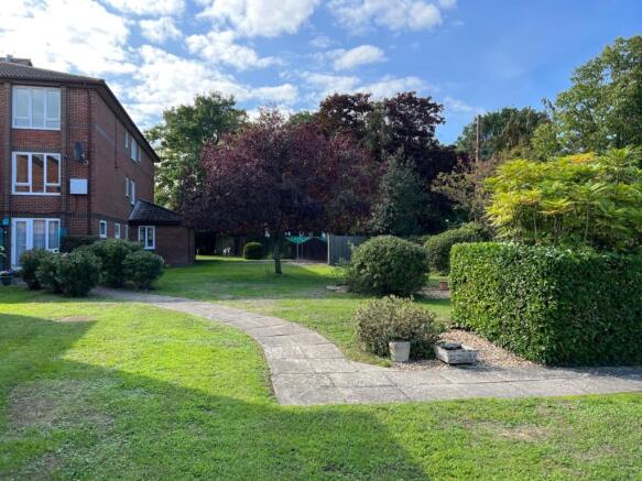 33 Manor Farm Court Grnds