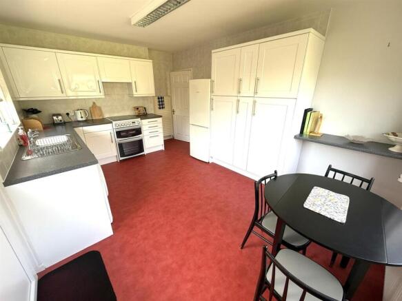 Fitted Kitchen / Breakfast