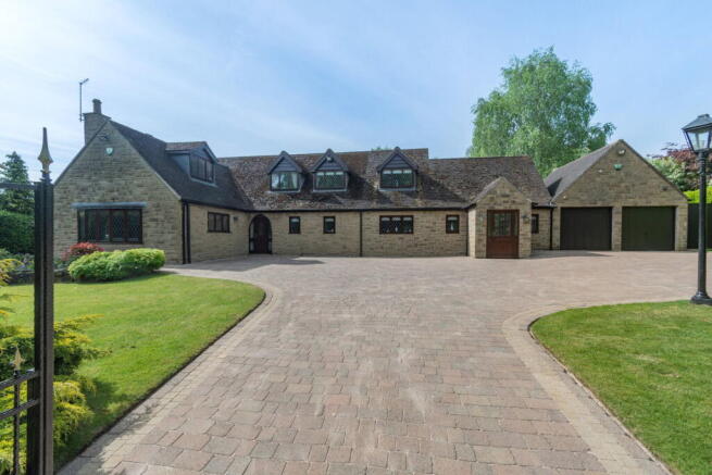 5 bed Detached for sale Image 5