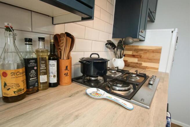 CONTEMPORARY FITTED KITCHEN