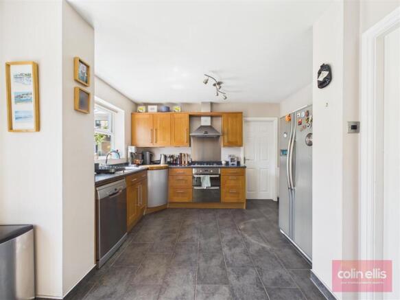 5 bed Detached for sale Image 12