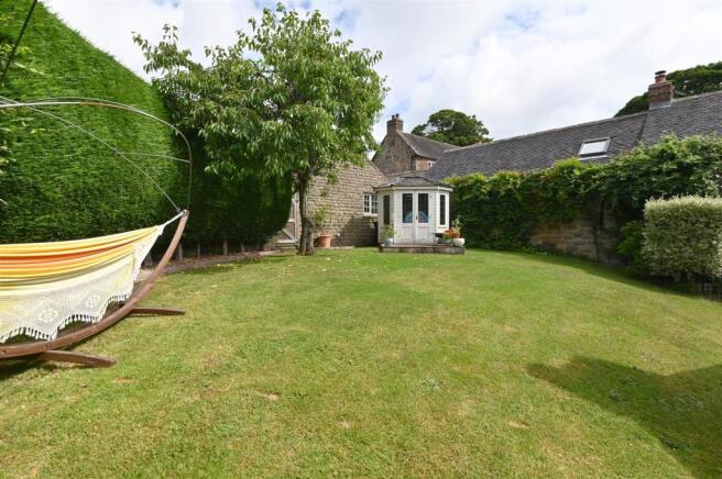 Garden to summer house.jpg
