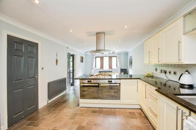 6 bed Detached for sale Image 6