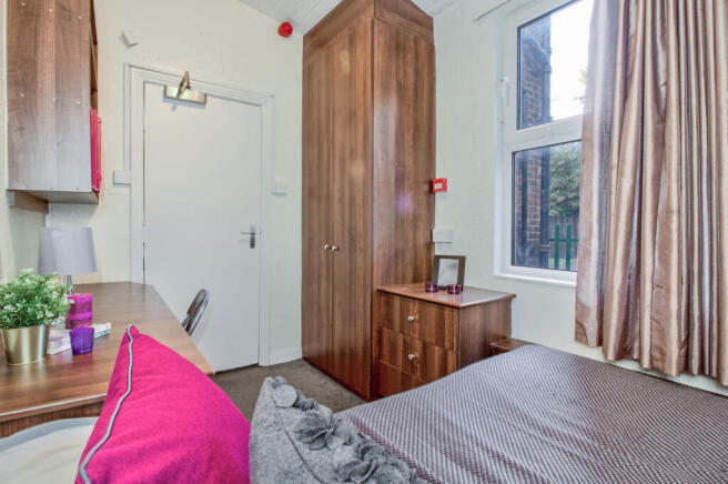 4 bed House to rent Image 8