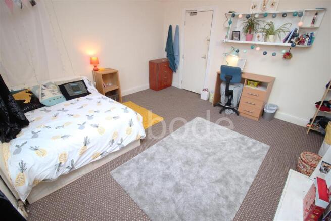 5 bed House to rent Image 4