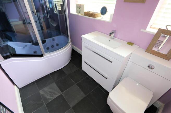 EN SUITE SHOWER ROOM