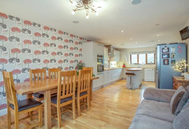 Kitchen 1.jpg