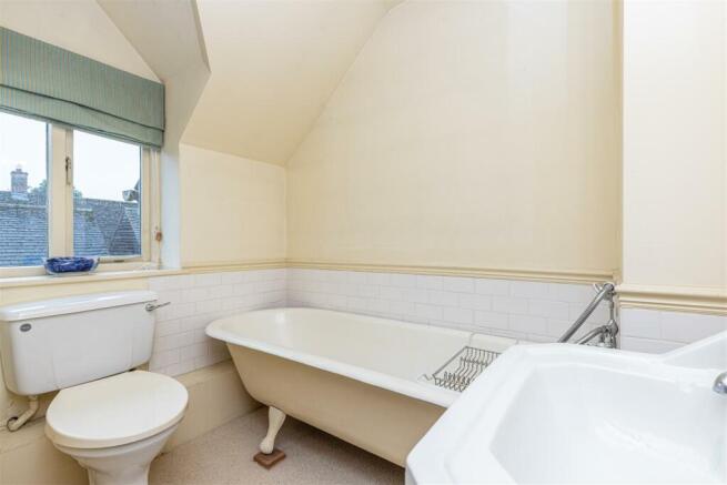 Family Bathroom 1.jpg