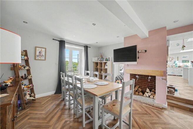 6 bed Detached for sale Image 6