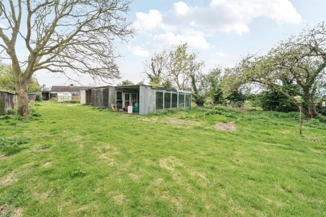 MIDDLE OF REAR GARDEN.jpg