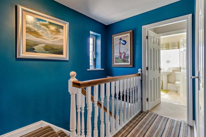 4 bed Link Detached House for sale Image 10