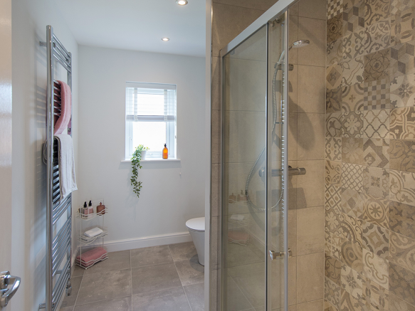 En-suite with a choice of Porcelanosa tiles 