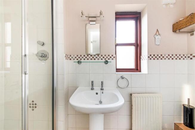 EN-SUITE SHOWER ROOM
