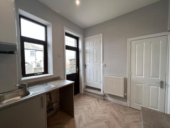 2 bed Terraced to rent Image 4
