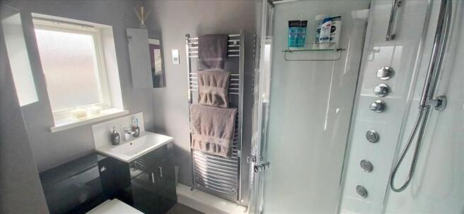 EN SUITE SHOWER ROOM