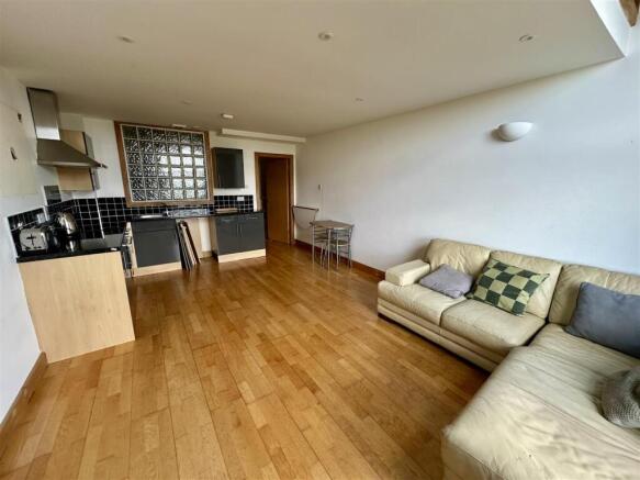 1 bed Apartment to rent Image 4
